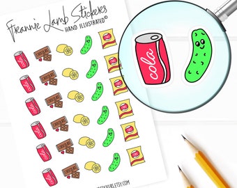 Op de afbeelding: Een vel met stickers met verschillende voedingsmiddelen, waaronder een blikje cola, een zak chips, een citroenwig en een augurk. De stickers zijn met de hand getekend en hebben een cartoon-stijl. De tekst "Freannie Lamb Stickers" en "Hand Illustrated" staat op het vel gedrukt.