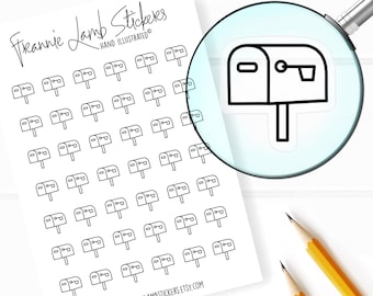 Può includere: Foglio di adesivi per cassette postali in bianco e nero. Gli adesivi sono illustrati a mano e presentano un semplice disegno a contorno di una cassetta postale su un palo. Include il testo "Frannie Lamb Stickers" e l'indirizzo web.