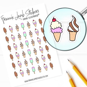 Puede incluir: Una hoja de pegatinas con varios dise&ntilde;os de conos de helado y paletas. Las pegatinas est&aacute;n ilustradas a mano y presentan una variedad de colores, incluyendo rosa, marr&oacute;n, blanco y verde. La hoja est&aacute; etiquetada como "Frannie Lamb Stickers" y "Hand Illustrated".