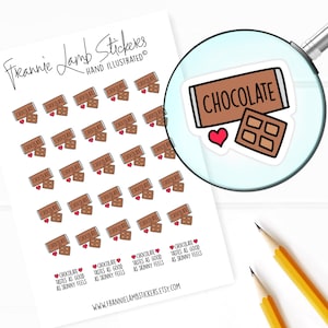 Op de afbeelding: Een vel stickers met een chocolade-ontwerp met de tekst "CHOCOLATE" en een hartje. De stickers zijn in een rasterpatroon gerangschikt en bevatten de tekst "CHOCOLATE TASTES AS GOOD AS SKINNY FEELS".