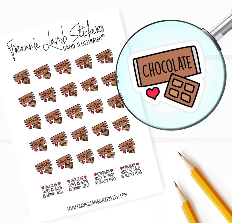 Op de afbeelding: Een vel stickers met een chocolade-ontwerp met de tekst "CHOCOLATE" en een hartje. De stickers zijn in een rasterpatroon gerangschikt en bevatten de tekst "CHOCOLATE TASTES AS GOOD AS SKINNY FEELS".