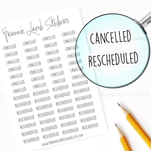 Puede incluir: Una hoja de pegatinas blancas para planificadores con las palabras "CANCELLED" y "RESCHEDULED" repetidas varias veces. Las pegatinas son de fuente negra sobre fondo blanco.