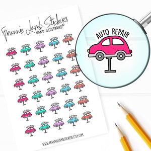 K&ouml;nnte beinhalten: Ein Bogen mit Aufklebern, die ein Cartoon-Auto auf einem Lift mit dem Text "AUTO REPAIR" zeigen. Die Aufkleber sind in verschiedenen Farben, darunter Pink, Blau, Gr&uuml;n und Orange. Der Bogen enth&auml;lt auch die Website-Adresse "WWW.FRANNIELAMBSTICKERS.ETSY.COM".