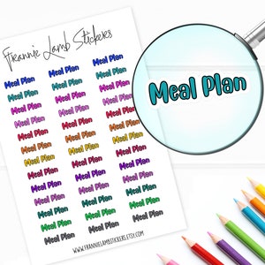 Könnte beinhalten: Ein Blatt mit bunten "Meal Plan"-Aufklebern, auf dem eine Lupe einen Ausschnitt eines der Aufkleber zeigt. Die Aufkleber sind in verschiedenen Farben, darunter Rot, Orange, Gelb, Grün, Blau, Lila und Pink.