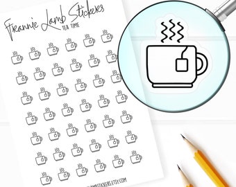 Könnte beinhalten: Ein Blatt weißes Stickerpapier mit einem sich wiederholenden Muster aus schwarzen und weißen Teebecher-Illustrationen. Der Text "Freannie Lamb Stickers" und "TEA TIME" befindet sich oben auf dem Blatt. Eine Lupe zeigt eine Nahaufnahme eines der Teebecher-Sticker.