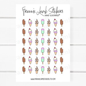 Puede incluir: Una hoja de pegatinas con ilustraciones dibujadas a mano de conos de helado, paletas de helado y barras de helado. Las pegatinas son de varios colores, incluyendo rosa, azul, marr&oacute;n y blanco. El texto "Frannie Lamb Stickers" y "Hand Illustrated" est&aacute; en la parte superior de la hoja.