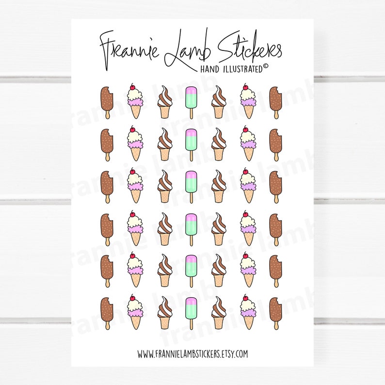 Puede incluir: Una hoja de pegatinas con ilustraciones dibujadas a mano de conos de helado, paletas de helado y barras de helado. Las pegatinas son de varios colores, incluyendo rosa, azul, marr&oacute;n y blanco. El texto "Frannie Lamb Stickers" y "Hand Illustrated" est&aacute; en la parte superior de la hoja.