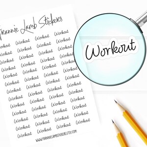 Puede incluir: Una hoja de papel blanco con el texto "Treannie Lamb Stickers" en la parte superior. El papel está cubierto de texto negro que dice "Workout" repetido muchas veces. Una lupa se encuentra en la esquina superior derecha de la imagen, mostrando un primer plano de la palabra "Workout".