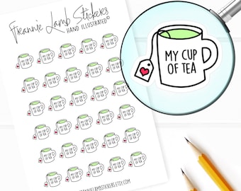 Könnte beinhalten: Ein Bogen mit 36 Aufklebern mit einer handgezeichneten Illustration einer Teetasse mit einem Teebeutel und dem Text "My Cup of Tea". Die Aufkleber sind weiß mit schwarzen Umrissen und grünem Tee in der Tasse. Der Teebeutel hat ein rotes Herz darauf.