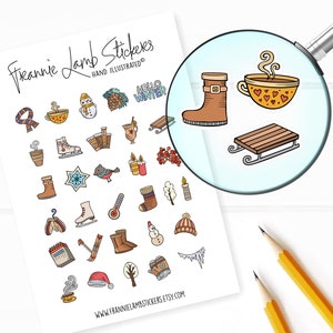 Pu&ograve; includere: Un foglio di adesivi con illustrazioni a tema invernale, tra cui un pupazzo di neve, una tazza di cioccolata calda, uno stivale, una slitta e un calendario. &Egrave; incluso anche il testo "Hello Winter". Gli adesivi sono disegnati a mano e sono disponibili per l'acquisto su Etsy.
