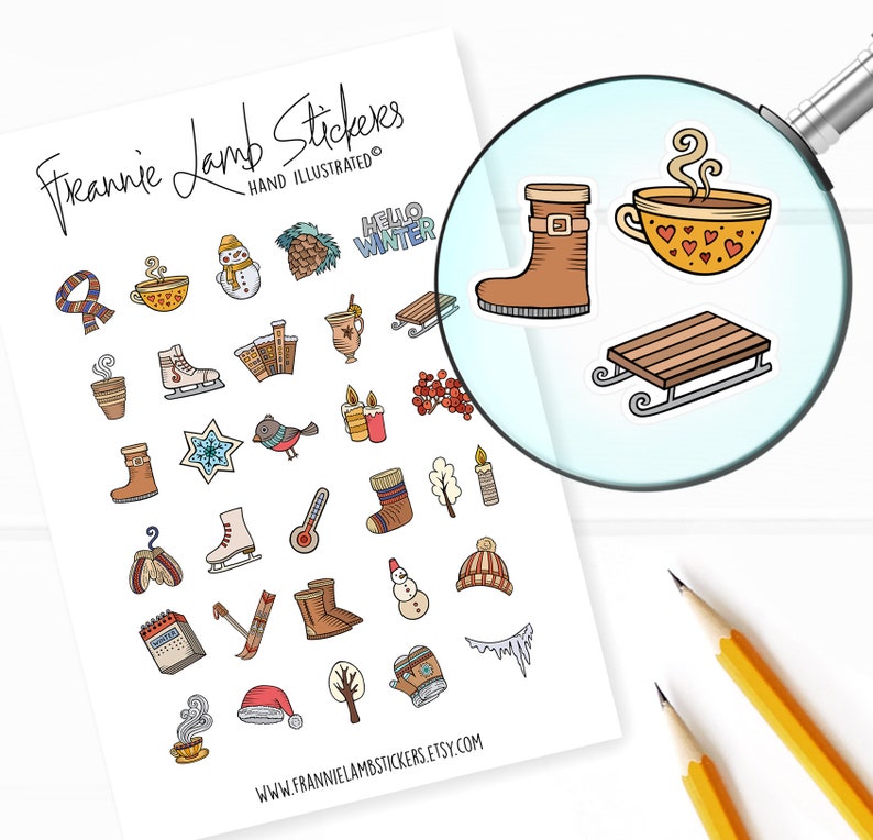 Pu&ograve; includere: Un foglio di adesivi con illustrazioni a tema invernale, tra cui un pupazzo di neve, una tazza di cioccolata calda, uno stivale, una slitta e un calendario. &Egrave; incluso anche il testo "Hello Winter". Gli adesivi sono disegnati a mano e sono disponibili per l'acquisto su Etsy.