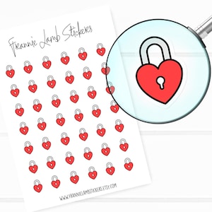 Puede incluir: Una hoja de pegatinas con un patrón repetitivo de candados rojos en forma de corazón con contornos negros. El texto "Frannie Lamb Stickers" aparece en la parte superior de la hoja. La dirección del sitio web "www.frannielambstickers.etsy.com" está impresa en la parte inferior de la hoja.