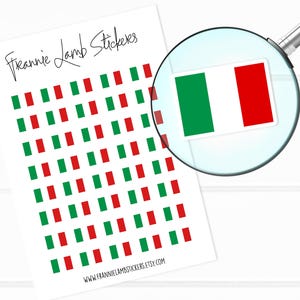 Op de afbeelding: Vel stickers met een herhalend patroon van groene en rode rechthoeken, vergelijkbaar met de Italiaanse vlag. Een vergrote afbeelding van een Italiaanse vlagsticker is zichtbaar. De tekst "Frannie Lamb Stickers" en een websiteadres zijn ook aanwezig.