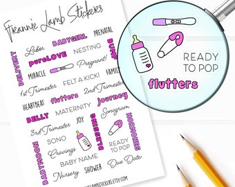 Op de afbeelding: Roze en witte stickers met zwangerschapsgerelateerde woorden en illustraties. De stickers bevatten woorden als "babygirl", "bump", "flutters", "ready to pop", "1e trimester", "2e trimester", "3e trimester", "hartslag", "vreugde", "echo", "verwachte datum", "baby naam", "kinderkamer", "douche", "wonder", "pure liefde", "een schop gevoeld", "moederschap", "zegen", "hormonen", "trek", "buik", "weeën", "bevalling", "familie", "reis", "huwelijksreis". De stickers bevatten ook illustraties van een babyfles, een speen, een veiligheidsspeld en een zwangerschapstest.