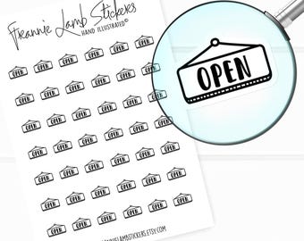 以下が含まれることがあります： 「OPEN」の文字が入った、黒と白のステッカーシート。ステッカーはページ全体に繰り返されています。「Frannie Lamb Stickers」と「HAND ILLUSTRATED」の文字が上部にあります。ウェブサイトのアドレスが下部にあります。