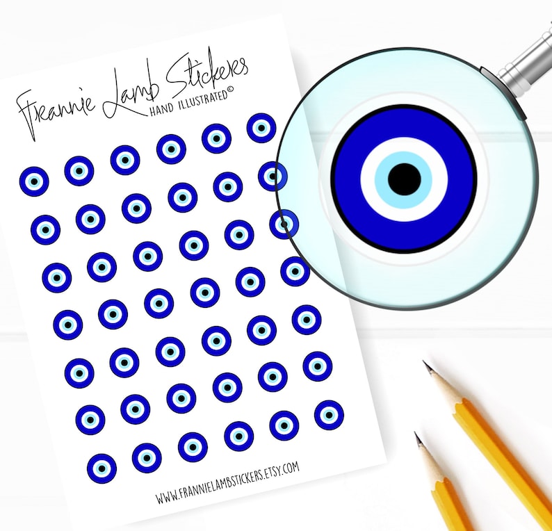 Puede incluir: Una hoja de pegatinas con 50 dise&ntilde;os de ojos malos azules y blancos. Las pegatinas est&aacute;n dispuestas en una cuadr&iacute;cula. El texto "Frannie Lamb Stickers" y "Hand Illustrated" est&aacute; en la parte superior de la hoja. El texto "www.frannielambstickers.etsy.com" est&aacute; en la parte inferior de la hoja.