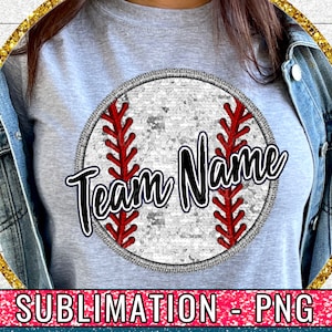 Könnte beinhalten: Ein Sublimationsdesign mit einem weißen Baseball mit roten Nähten und dem Text "Team Name" in Schwarz. Der Baseball ist mit silbernen Pailletten verziert.