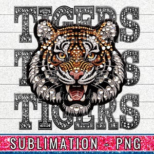 Puede incluir: Un diseño de sublimación que presenta una cabeza de tigre con un diseño de pedrería. La cabeza de tigre está rodeada por la palabra "TIGERS" en un diseño de pedrería. El texto "SUBLIMATION - PNG" está en la parte inferior de la imagen.