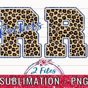Op de afbeelding: Een digitaal ontwerp met de letters "AR" in een varsity-stijl. De letters zijn gevuld met een luipaardprintpatroon en blauw omlijnd. Het woord "Rockets" is in blauw script over de "A" geschreven. Het ontwerp bevat de tekst "2 Files" en "SUBMLIMATION - PNG".