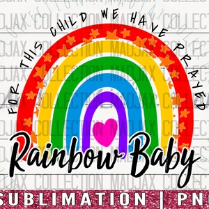 Op de afbeelding: Een regenboogvormige boog met sterren en de tekst "For this child we have prayed" eromheen. Een roze hart bevindt zich in het midden van de boog. De tekst "Rainbow Baby" staat onder de boog.
