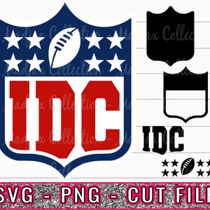 Op de afbeelding: Een digitaal ontwerp met een schild met een voetbal en sterren, met de letters "IDC" in rood. Extra schildvormen, tekst "IDC", voetballen en sterren zijn ook inbegrepen. De onderste tekst luidt "SVG - PNG - CUT FILE".