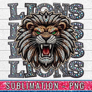 Op de afbeelding: Een sublimatieontwerp met een leeuwenkop met een woeste uitdrukking. De leeuwenmanen zijn gemaakt van glinsterende strass en de achtergrond is een wit-blauw ruitpatroon. De woorden "Lions" zijn in strass geschreven boven en onder de leeuwenkop.