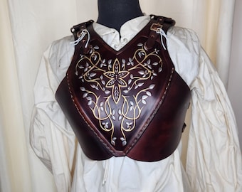SCA、LARP、コスプレ、ファンタジーフェア向けに手作りされた、女性用装飾が施された緑色の革製胸当て（胴体部分）