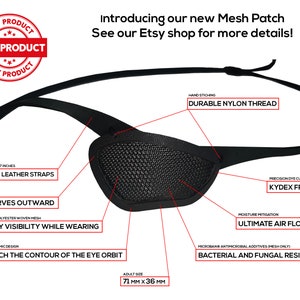 Peut inclure: Patch oculaire noir avec un design en maille et des sangles en cuir r&eacute;glables. Le patch est fabriqu&eacute; avec un mat&eacute;riau respirant et comporte un cadre en Kydex. Il est con&ccedil;u pour &eacute;pouser le contour de l'orbite oculaire et offre une visibilit&eacute; unidirectionnelle pendant le port. Le patch mesure 71 mm x 36 mm.