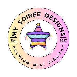 Puede incluir: Un logotipo circular con un borde degradado que va del amarillo al rosa. El texto MY SOIREE DESIGNS, Est. 2017 y PREMIUM MINI PIÑATAS rodea una ilustración central de una piñata en forma de estrella con rayas moradas, azules y amarillas.