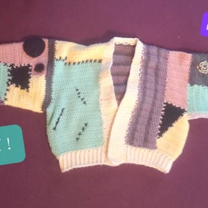 Puede incluir: Un cárdigan de crochet con un diseño de patchwork en tonos de morado, rosa, amarillo, verde y blanco. El cárdigan tiene cuello en V y mangas largas. El texto "PDF - Digital File Only" es visible en la esquina superior derecha de la imagen.