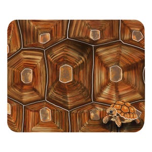 Op de afbeelding: Een rechthoekige dienblad met afgeronde hoeken, met een gedetailleerde illustratie van een schildpadschildpatroon in bruine en beige tinten. Een kleine schildpad bevindt zich in de rechter benedenhoek, met een bruin en beige schild.