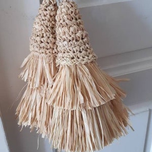 Door tassel, raffia pompom, raffia tassel.