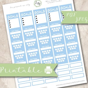 Puede incluir: Pegatinas imprimibles para el seguimiento de hábitos y la fijación de objetivos, de color azul claro y blanco. Las pegatinas presentan un fondo azul claro con círculos blancos y corazones negros. El texto "GOALS" y "Habit Tracker" está impreso en las pegatinas.