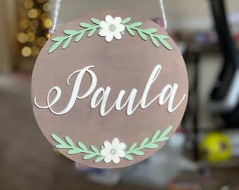 Aangepast houten naambord voor kinderkamer, rond bloemendecor
