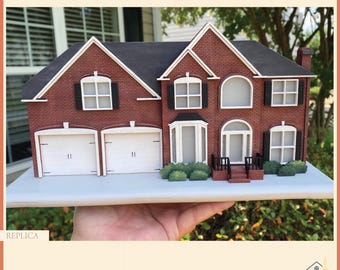 Op maat gemaakt huis op houten standaard, portrethuis, houten huis, huisminiatuur, huisreplica, houten details, kerstcadeaus