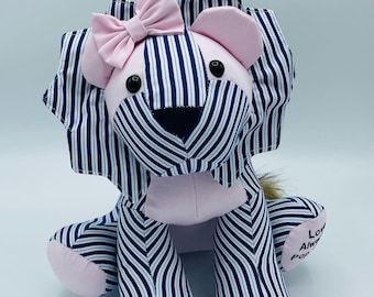 Oso de memoria, animal de recuerdo - León - personalizado y hecho a mano con pijamas, monos de bebé y ropa de un ser querido