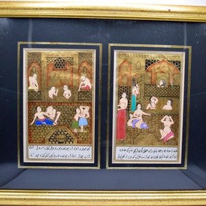 Könnte beinhalten: Ein gerahmtes Kunstwerk mit zwei detaillierten Miniaturmalereien. Jedes Gemälde zeigt Figuren in einer Badehausszene, mit aufwendigen Golddetails und leuchtenden Farben. Das Kunstwerk ist in einem goldfarbenen Rahmen gerahmt.