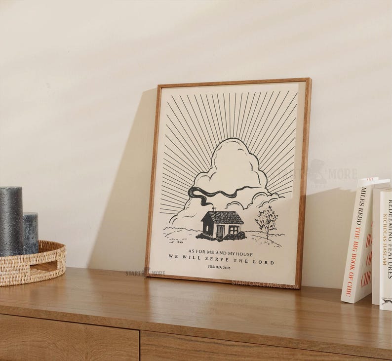 Peut inclure: Une affiche encadr&eacute;e avec une illustration minimaliste en noir et blanc d'une maison, d'un nuage et d'un motif de rayons de soleil. Le texte dit : &laquo; AS FOR ME AND MY HOUSE WE WILL SERVE THE LORD JOSHUA 24:15 &raquo;. Le cadre est de couleur marron clair.