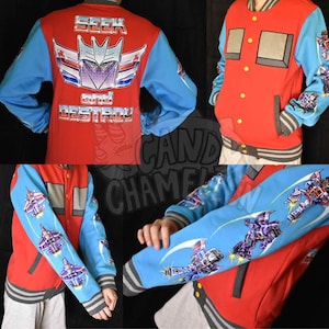 Puede incluir: Chaqueta de béisbol roja y azul con un logotipo de Transformers en la parte delantera y el lema "Seek and Destroy". Las mangas presentan un diseño de robot Transformers.