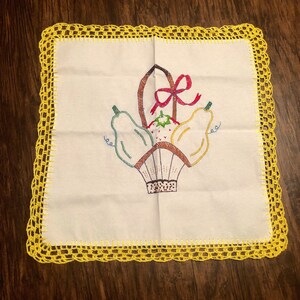 Vintage inspirierte Tischwäsche Tortilla Serviettentuch Obst Design mit gelber Häkelborte