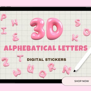Puede incluir: Una tableta digital muestra letras alfabéticas rosas en 3D y el texto "ALPHABETICAL LETTERS DIGITAL STICKERS". Un lápiz óptico blanco está en la pantalla. Un botón "SHOP NOW" está en la parte inferior.