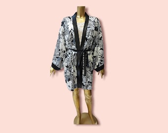 Korte kimono, strand kimono, saten kimono, zwart-witte kimono, bloem kimono