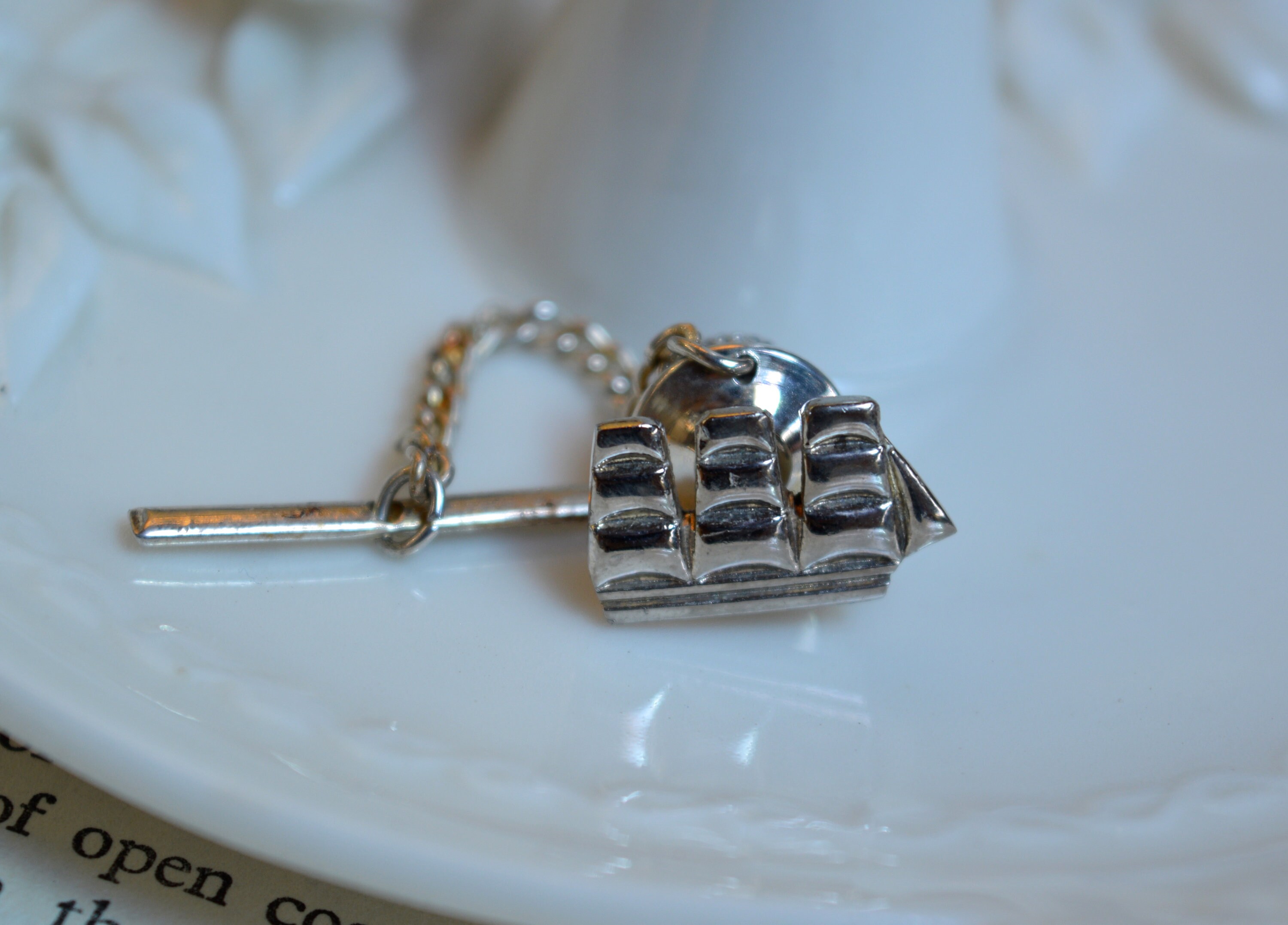 Clip De Cravate Vintage SWANK - Perle Sous Lucite - Or - Style Tie Tack - Occasion Très Bon état