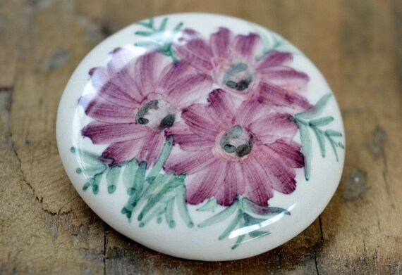   花柄ブローチ 陶磁器製 陶器ブローチ、手描きブローチ、花柄ブローチ、花ブローチ、ブローチ