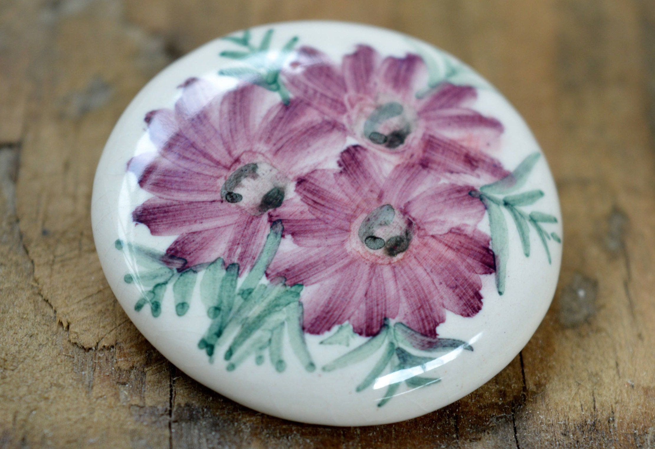   花柄ブローチ 陶磁器製 陶器ブローチ、手描きブローチ、花柄ブローチ、花ブローチ、ブローチ