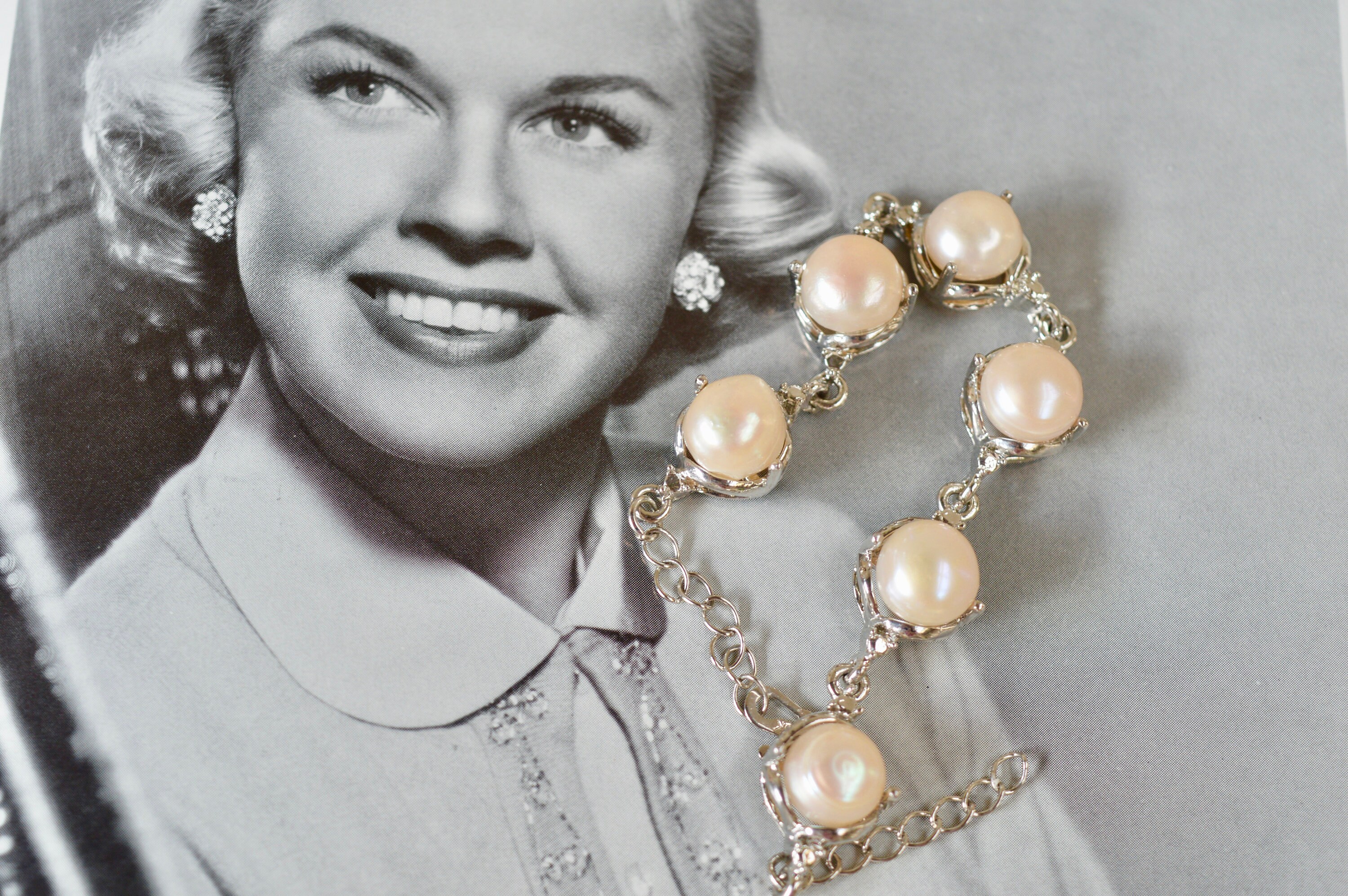◆VINTAGE HOLLYWOOD◆ Basic Pearl Bracelet VH24NNBR174M Vintage KR Bracelet Signed K R Faux Pearl Bracelet in Gold