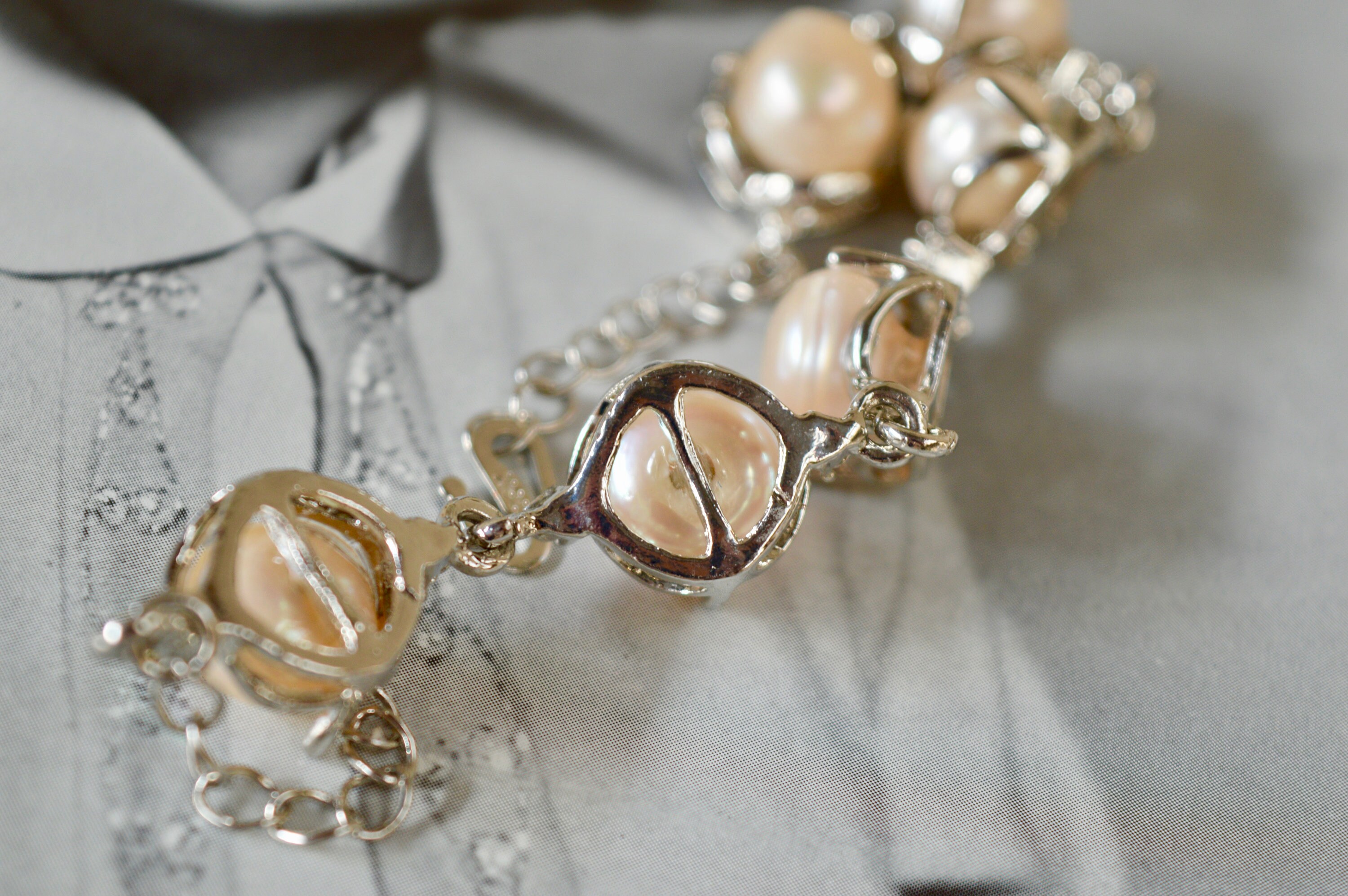 ◆VINTAGE HOLLYWOOD◆ Basic Pearl Bracelet VH24NNBR174M Vintage KR Bracelet Signed K R Faux Pearl Bracelet in Gold