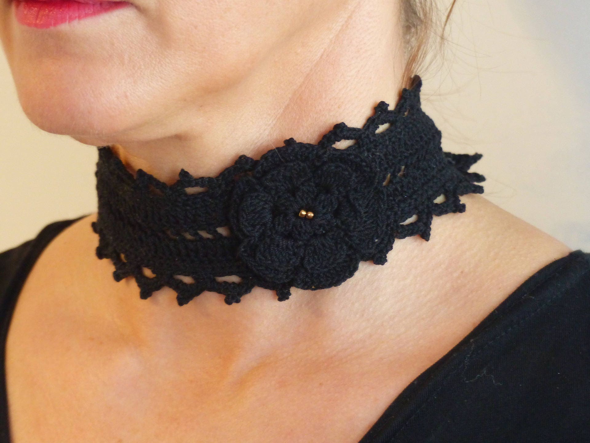 Collier Ras-du-cou Gothique – Velours Noir, Strass, Perle Rouge Et Bronze Doré, Fait Main