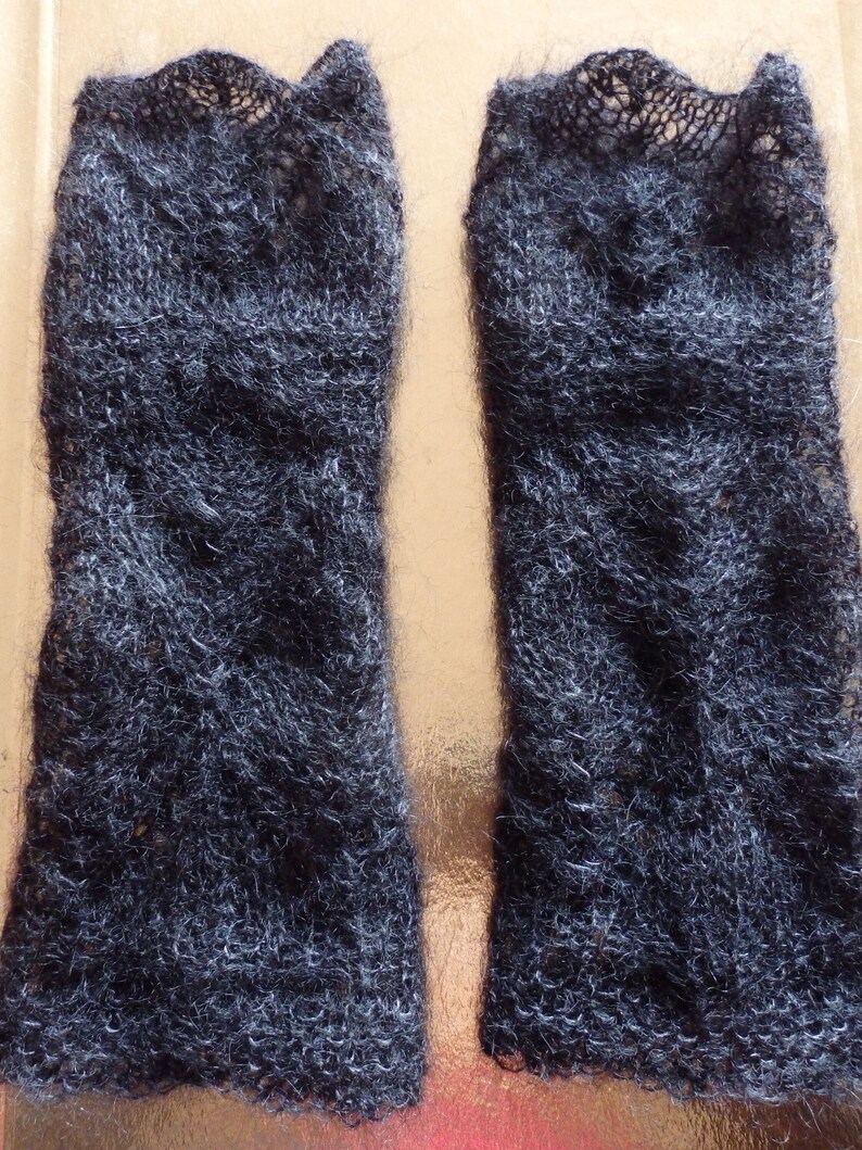 Paire de Manchettes tricotées, point dentelle, laine mohair-soie image 5