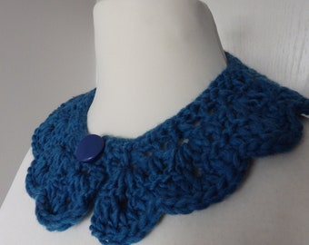 Col claudine au crochet, couleur bleue